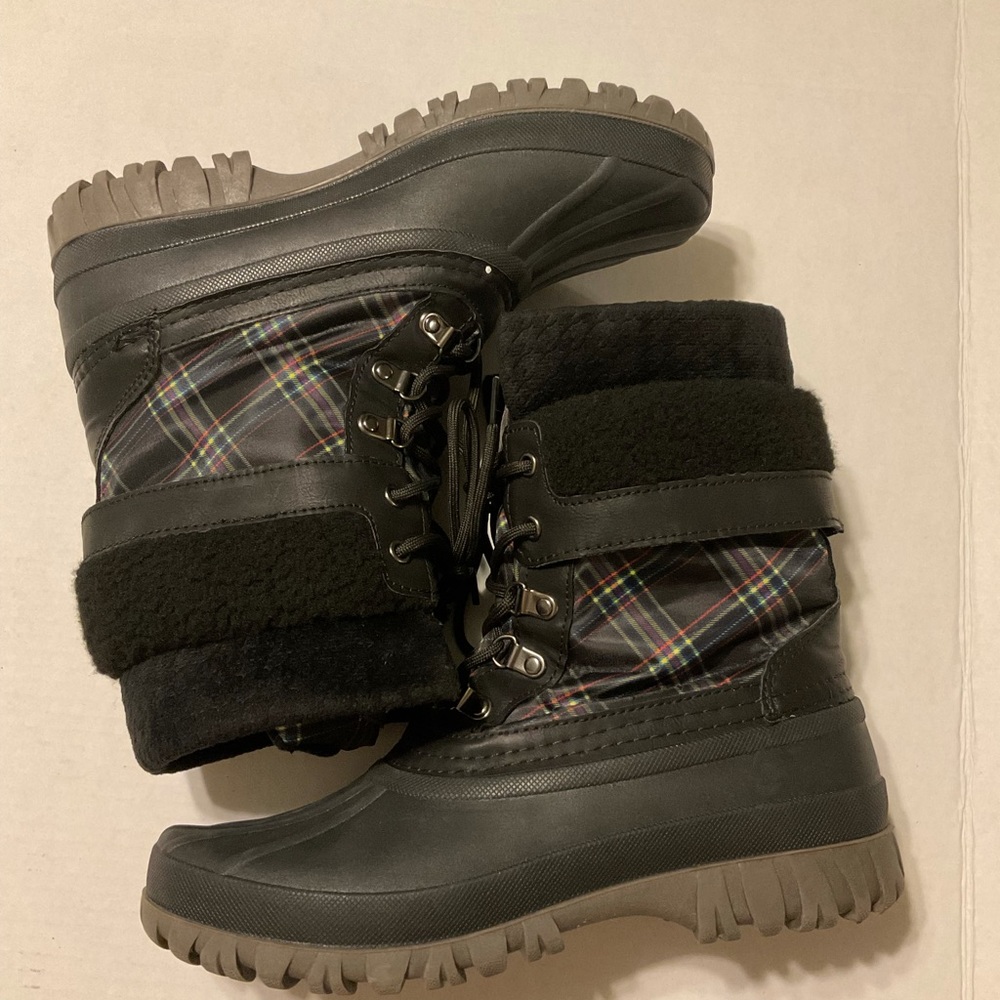 Storm by Cougar Black with Plaid Design Like New